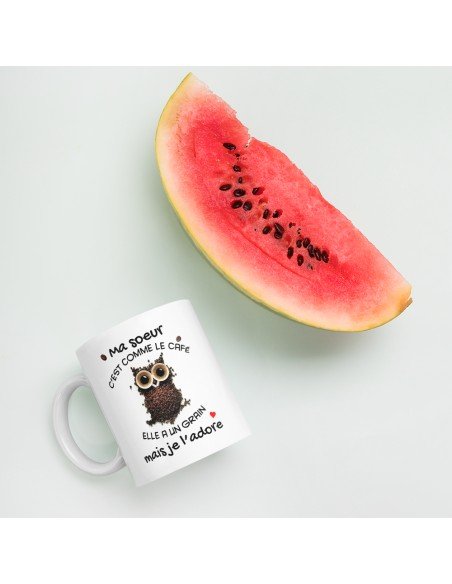 Tasse Mug Cadeau Soeur Anniversaire - Ma Soeur c'est Comme Le Café Elle a Un Grain Mais Je l'Adore - Idée Originale